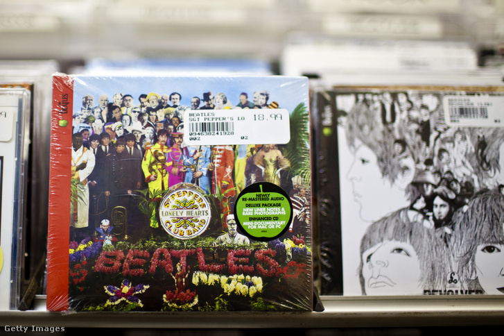 A Sgt. Pepper egy példánya, mellette a Revolver.