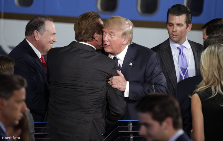 Arnold Schwarzenegger üdvözli Donald Trumpot az elnökjelöltek egyik vitáján 2015 szeptemberében.