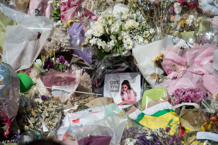 Ariana Grande-poszter a manchesteri terrortámadás emlékére elhelyezett virágok között a városban a St. Ann's téren