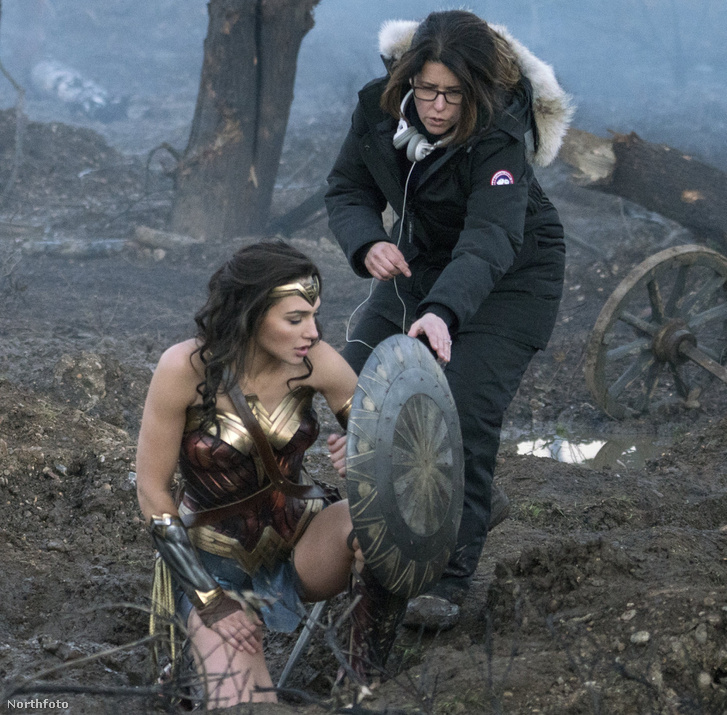Gal Gadot és Patty Jenkins a Wonder Woman forgatásán