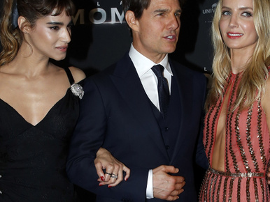 Tom Cruise-t két jónő közé tették az új Múmiában