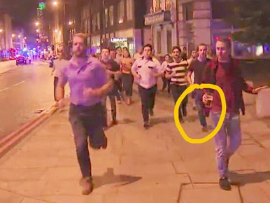 Sörét szorongatva helyezte magát biztonságba egy férfi a londoni merénylet során
