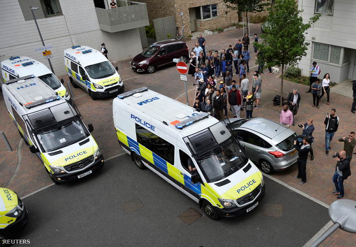 Londoni rendőrségi razzia Barkingban.