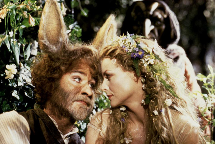 A Szentivánéji álom 1999-es filmverziója. Kevin Klein, mint Zuboly, Michelle Pfeiffer, mint Titánia, tündérkirálynő