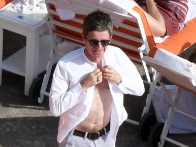 Noel Gallagher most lett 50, de remekül néz ki