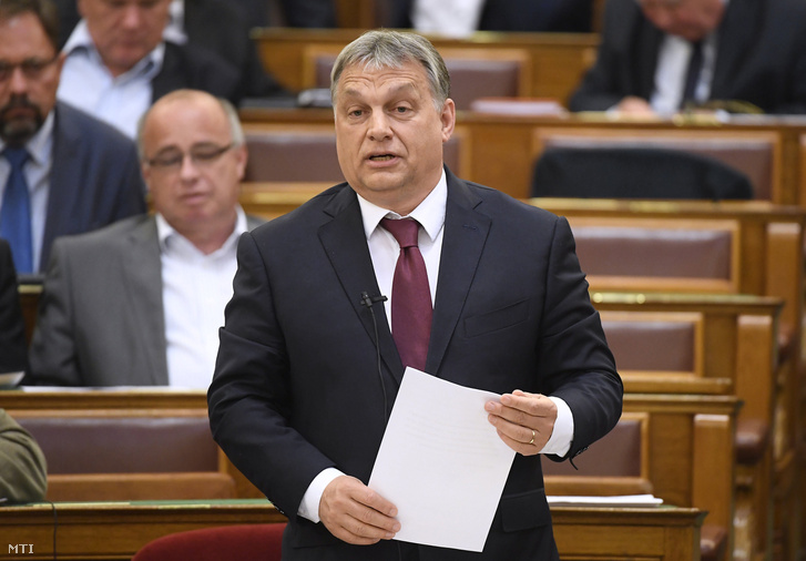 Orbán Viktor miniszterelnök azonnali kérdésre válaszol az Országgyűlés plenáris ülésén 2017. június 6-án.