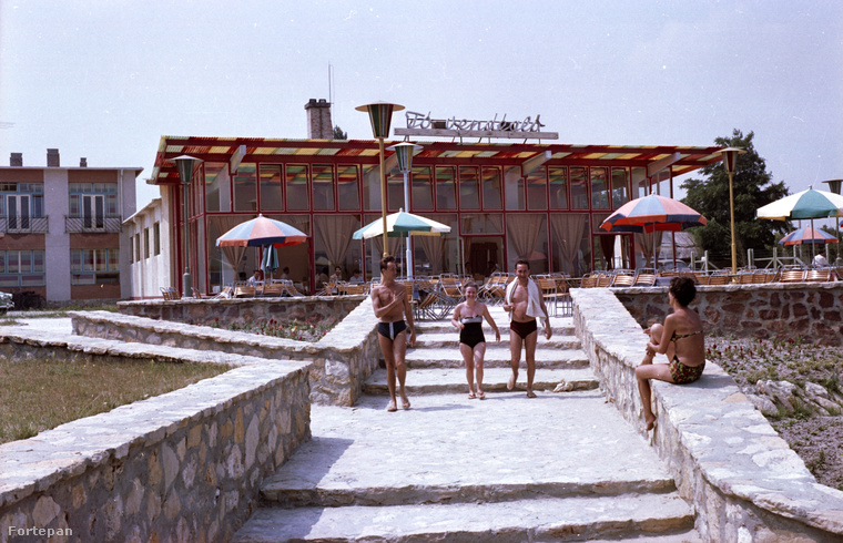 Ugyanabban az évben pedig ilyen volt a hangulat a Szelidi-tónál.&nbsp;A háttérben a Tó-vendéglő, ami annak idején népszerű volt