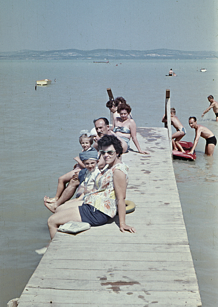 Nem teljes a nyár egy balatoni életkép nélkül 1966-ból.Balatonszárszón készült ez a kedves családi fotó