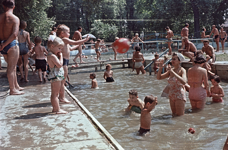 Ez a pillanat pedig már két évvel később, 1960-ban lett megörökítve a Római strandfürdőn, Budapesten