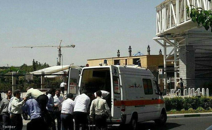 Egy Twitteren megjelent fotón sebesülteket szállítanak el a támadás után