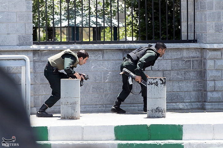Iráni különleges egységek művelete a parlament épülete körül
