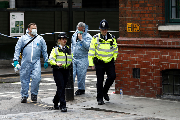 Rendőrök és helyszínelők a London Bridge közelében június 7-én