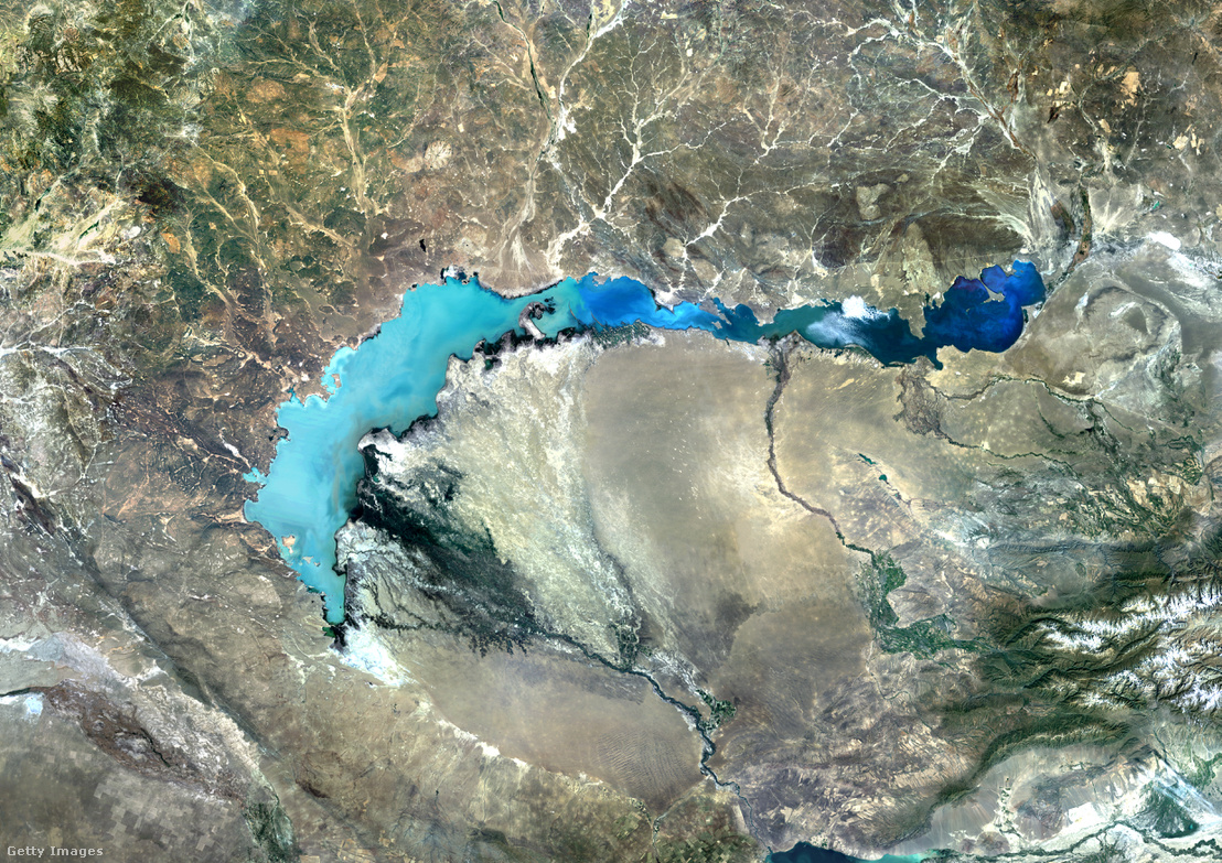 Balkhas-tó műhold felvételen.