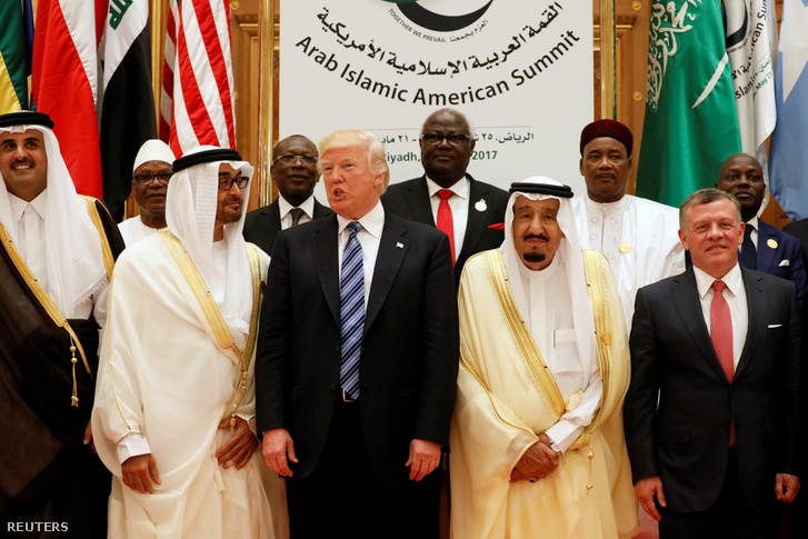 Donald Trump még májusban találkozott az érintett országok vezetőivel Szaud Arábiában, az első külföldi útján