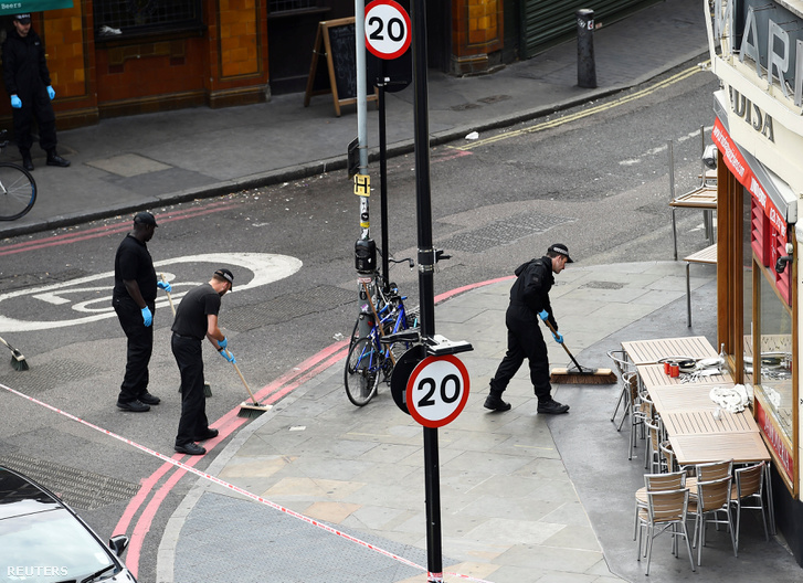 Rendőrök takarítják a nyomokat az utcán a Borough Marketnél történt terrortámadás helyszínén, június 7-én, a választás előtti napon.
