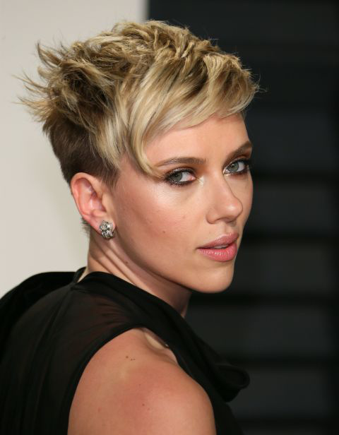Scarlett Johansson kócos, vadóc pixie frizurája nemcsak divatos, de nagyon vagány is. Egyértelműen ez a nyár egyik legtrendibb fazonja.