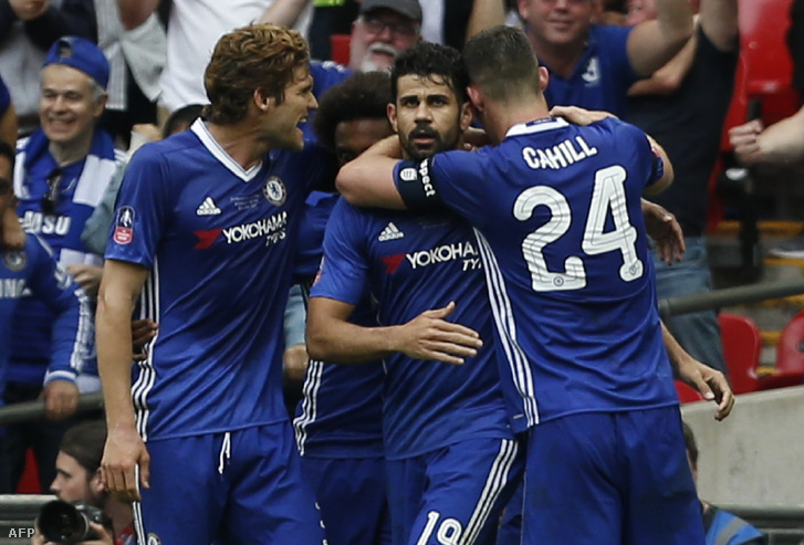 Diego Costa (középen), Gary Cahill és Marcos Alonso az Arsenal - Chelsea meccsen, 2017. május 27-én