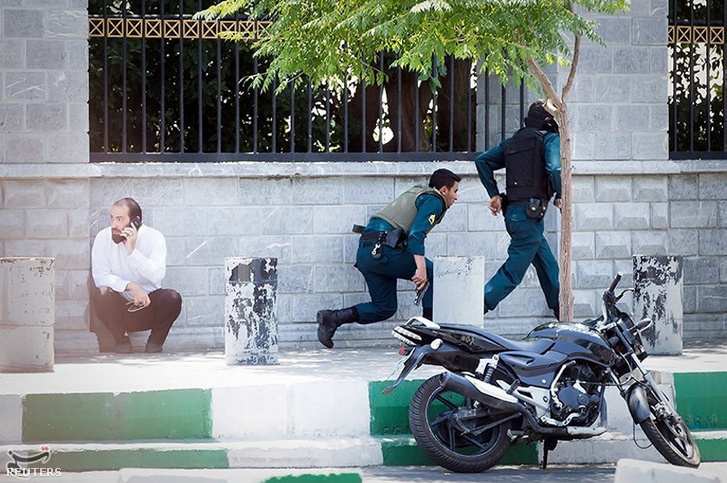 Az iráni biztonsági erők tagjai az iráni parlament épületénél 2017. június 7-én, ahová három fegyveres hatolt be és lövöldözött. Fél órával később öngyilkos merényletet követtek el 12 kilométerrel arrébb, Khomeini ajatollah mauzóleumánál, ahol két másik fegyveres tüzet nyitott a látogatókra.