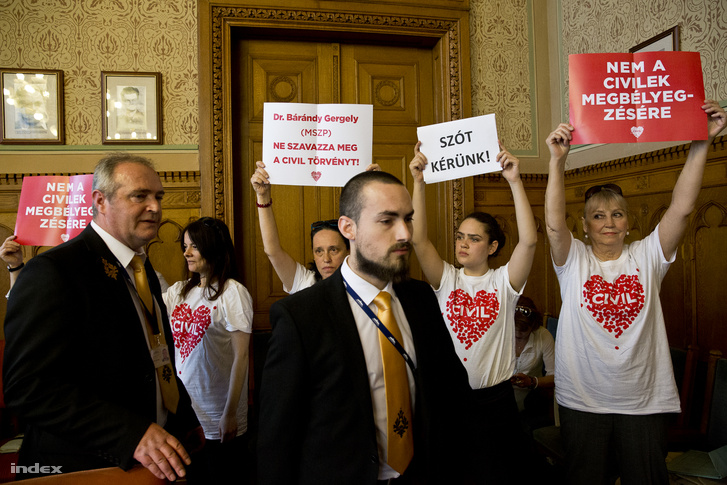 Tüntető civilek a civiltörvény parlamenti vitáján