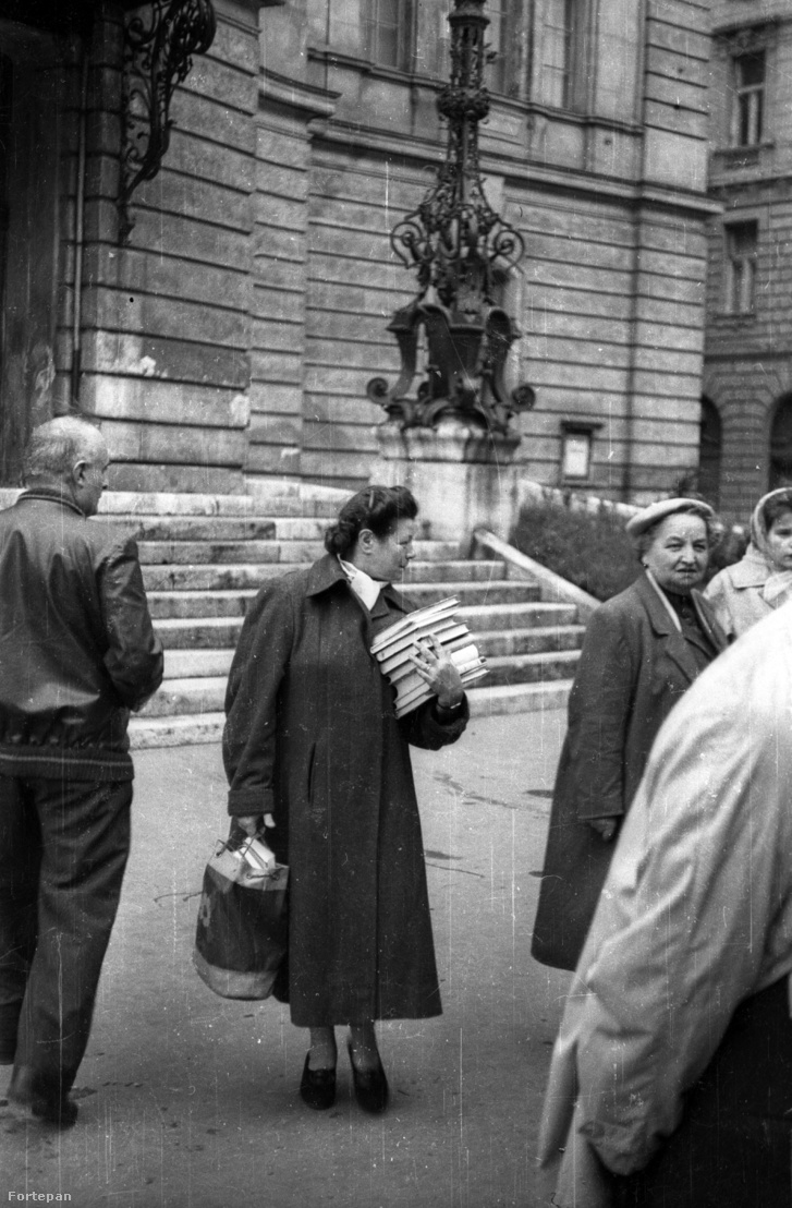Szent István körút, Ünnepi könyvhét a Vígszínház előtt. 1962