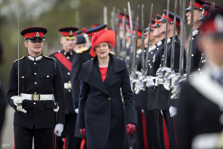 Theresa May egy katonai parádén