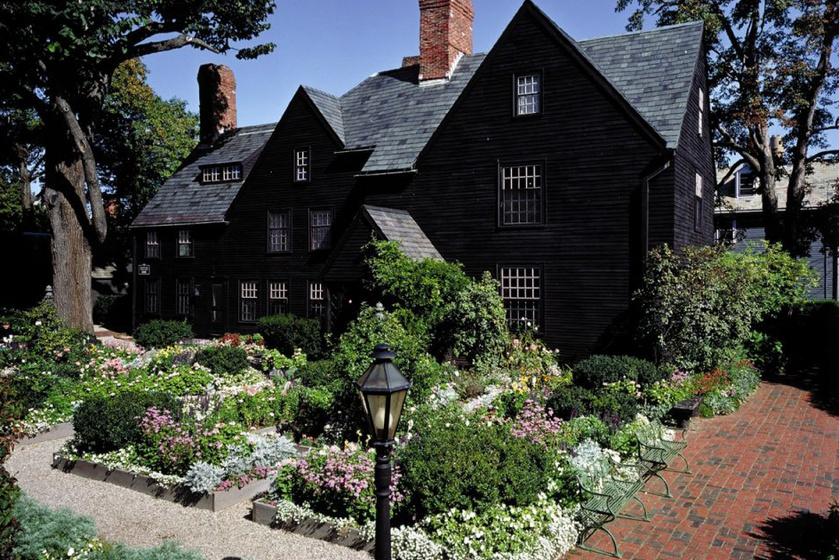Egy régi példa a fekete házakra a Nathaniel Hawthorne-hoz köthető és regényével azonos néven ismert, amerikai, salemi hétormú ház, mely igencsak baljós hangulatot áraszt.