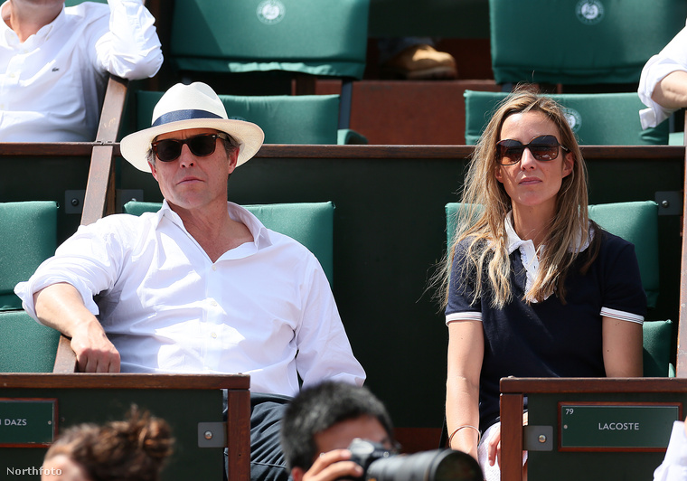 Hugh Grant és élettársa napszemüvegben figyelik az egyik teniszmeccset Párizsban.