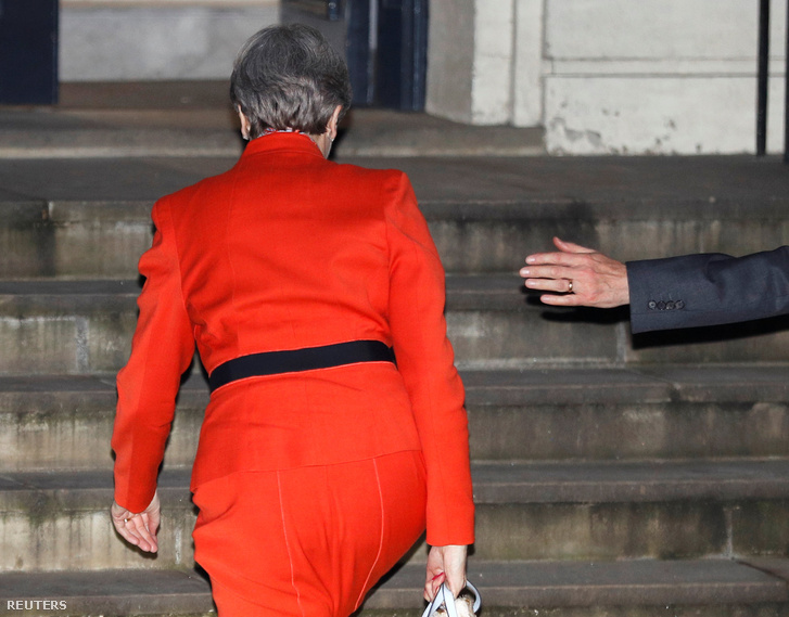Theresa May-t kíséri férje a Downing Streeten, a választási eredmények után.