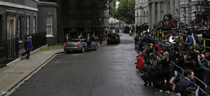 Theresa May és férje indulnak a Downing Streetről a Buckingham-palotába a választás másnapján