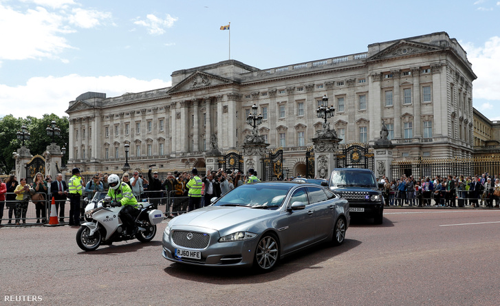 A Theresa Mayt szállító konvoj elhagyja a Buckingham-palotát