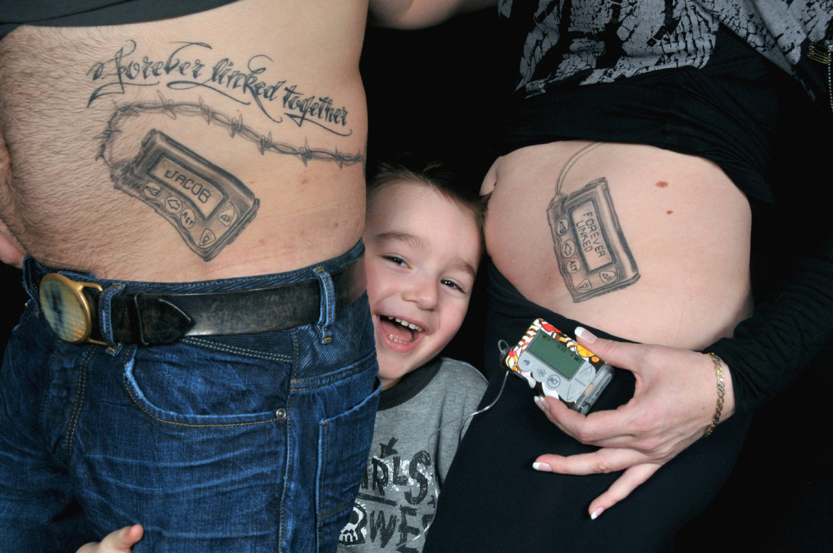 Всемирный день татуировки. Татуировки на рождение ребенка. Тату связанное с детьми. Тату в честь рождения ребенка. Татуировки в честь детей.