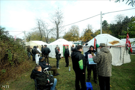 A Kozma utcai börtön előtt a demonstrálók két katonai sátrat és két jurtát állítottak fel