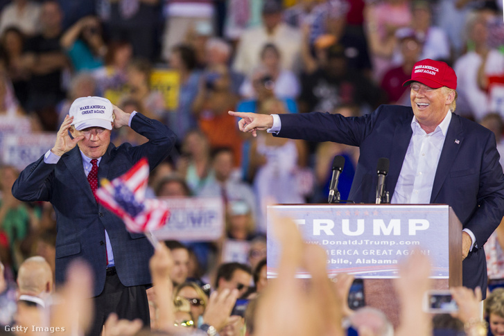 Jeff Sessions és Donald Trump egy 2015 augusztusi kampányrendezvényen
