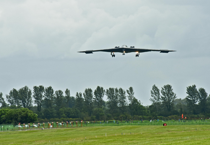 A két B-2 egyike landol Angliában