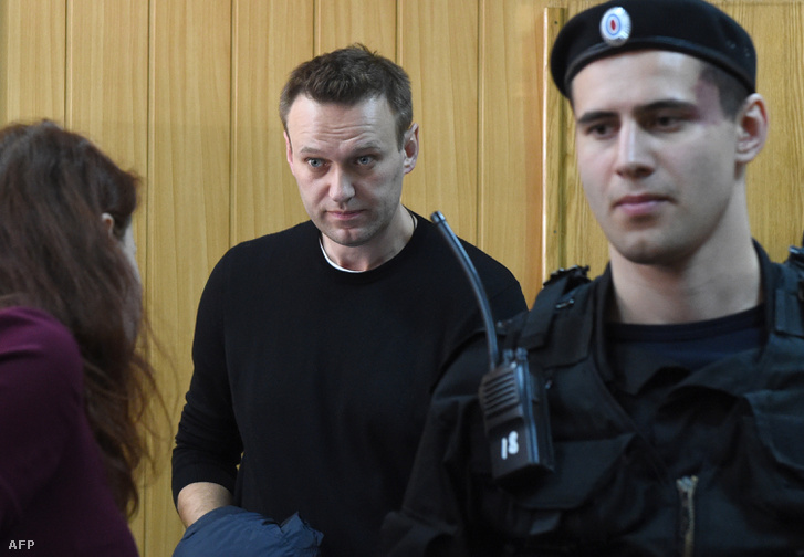 Alekszej Navalnij a moszkvai bíróság előtt 2017. március 27-én, egy nappal azután, hogy egy korrupcióellenes demonstrációt követően letartóztatták