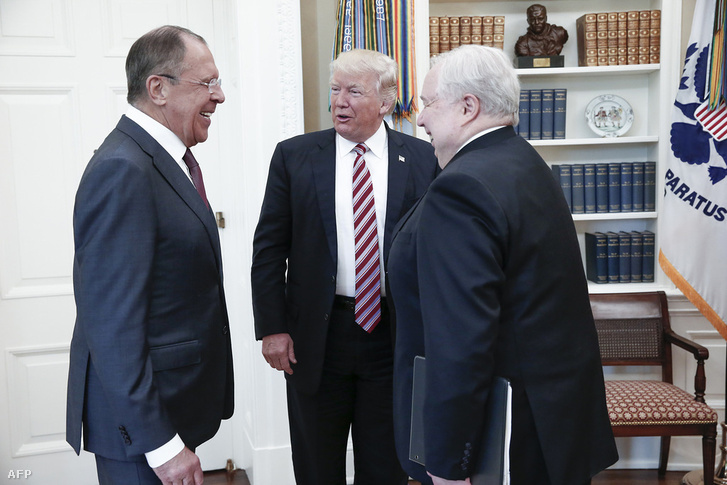 Szergej Lavrovnak, Donald Trump és Szergej Kiszljaknak az Ovális Irodában 2017. május 10-én