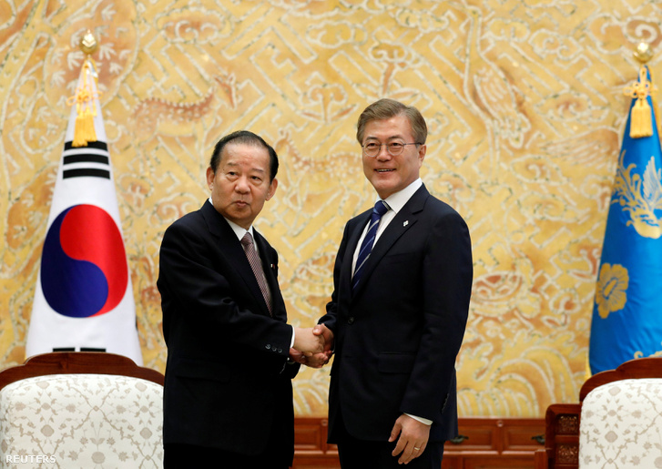 Mun Dzsein és Toshihiro Nikai a japán Liberáldemokrata Párt főtitkára Szöülban.