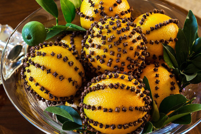 A szegfűszeg és a narancs illata a legyeket és a szúnyogokat is távol tartja, ilyen formában való kombinálásuk pedig nagyon dekoratív.