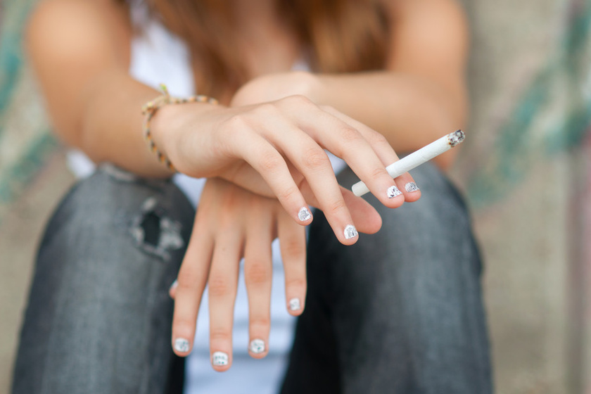 Dohányzol? A túl sok cigizés miatt ugyanis a bőr veszít a rugalmasságából, nem termel annyi kollagént, ami a melleidre is rossz hatással van.