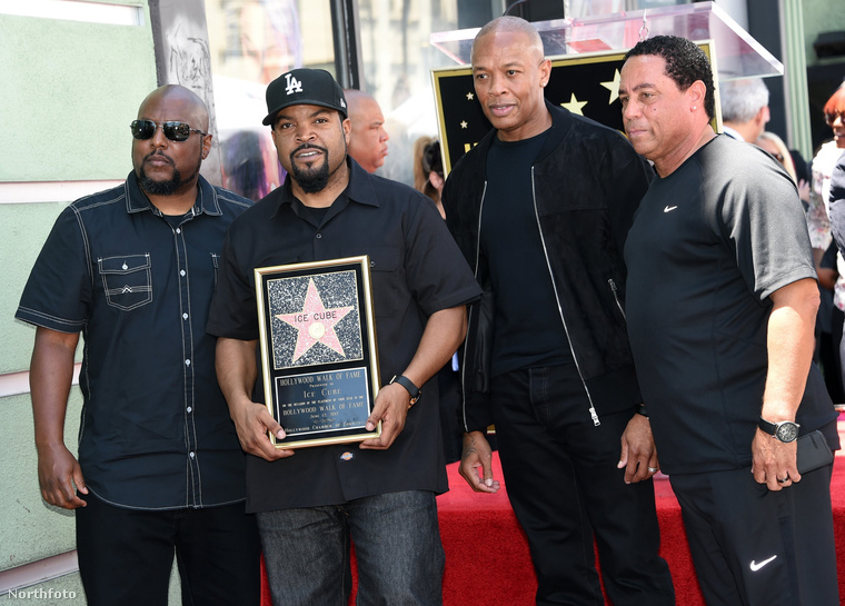 A plakettet tartó Ice Cube mellett az N.W.A