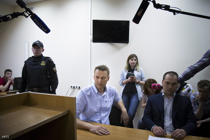 Alekszej Navalnij orosz ellenzéki vezető és korrupcióellenes aktivista (k) bírósági meghallgatása közben Moszkvában 2017. június 12-én