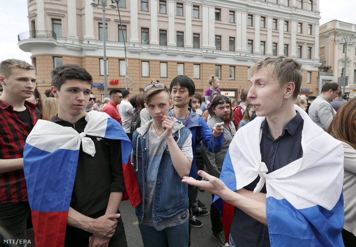 Résztvevők a moszkvai korrupcióellenes tüntetésen