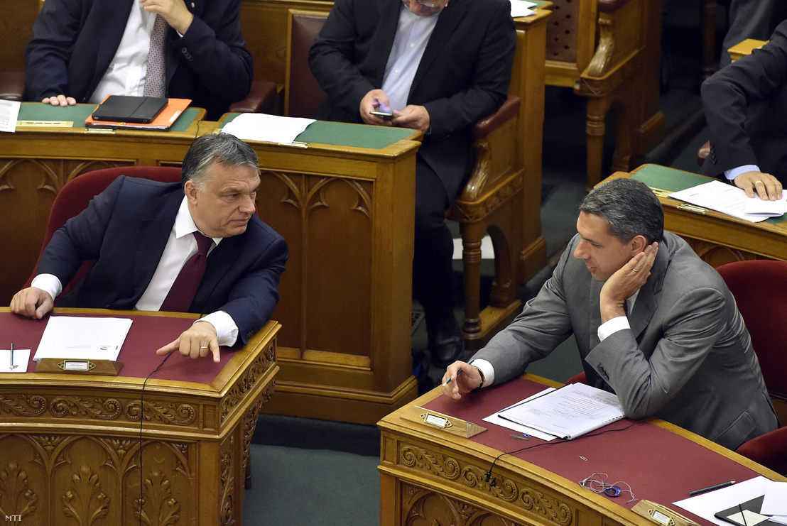 Orbán Viktor és Lázár János a szavazás alatt