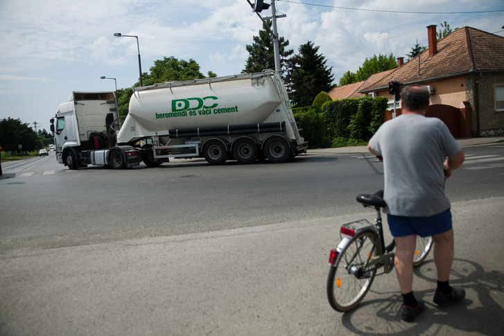 Zoltán tolja biciklijét a hatos út legrosszabb városbeli szakaszának kezdetén