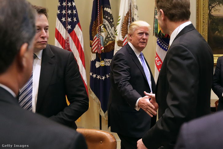 Donald Trump üdvözli a Corning vezérgazgatóját, Wendell Weekset a Fehér Házban rendezett találkozón 2017. január 23-án, mellette Elon Musk a Tesla alapítója