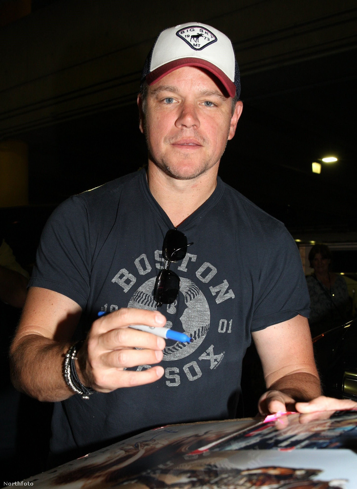 Matt Damon a bostoni Logan repülőtéren tartózkodott június 13-án, mivel ott szállt le a gépe