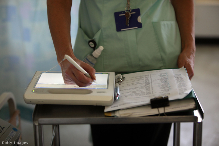 Digitális táblán rendel gyógyszereket egy nővér a londoni Erzsébet Királyné kórházban