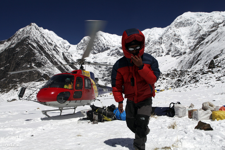 Helikopter hozza a kereskedelmi expedíciók felszerelését és élelmét az Annapurna 4000 méteren fekvő alaptáborába. ( / Index)
