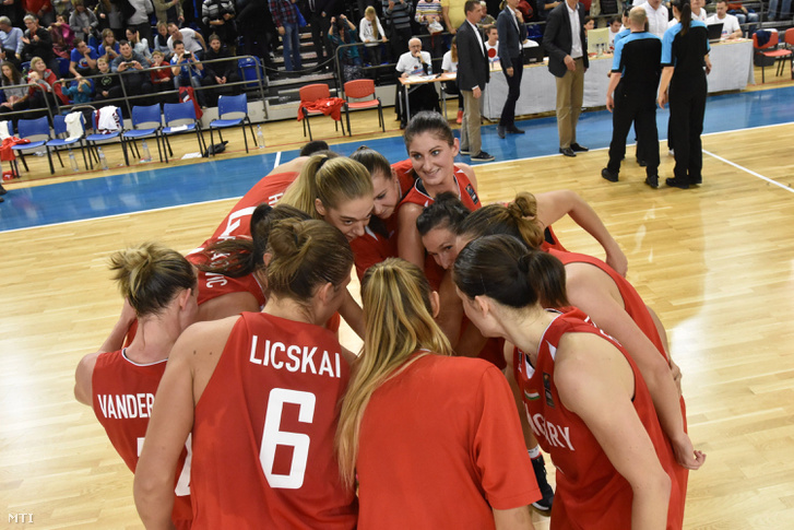 A magyar válogatott tagjai ünnepelnek miután 68:49-re legyőzték Szlovákiát a kosárlabda női Európa-bajnoki selejtező csoportkörének hatodik fordulójában játszott mérkőzésen Pöstyénben 2016. november 23-án