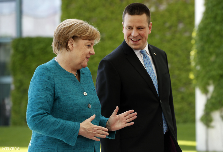 Angela Merkel német kancellár (j) és Juri Ratas az Európai Unió soros elnökségét július elsejétől betöltő Észtország miniszterelnöke 2017. június 15-én.